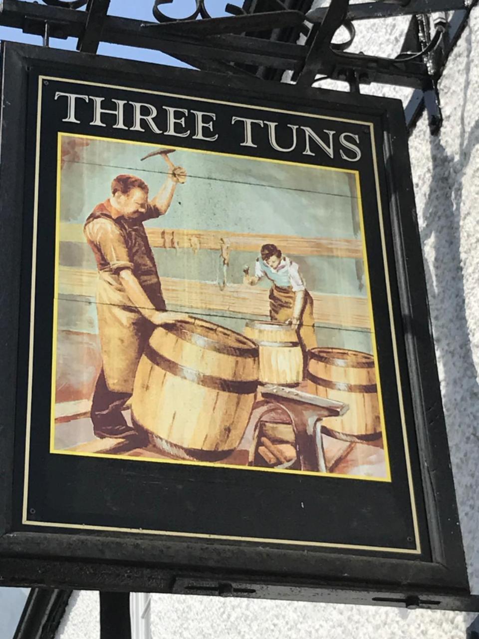 The Three Tuns Hotel Chepstow Buitenkant foto